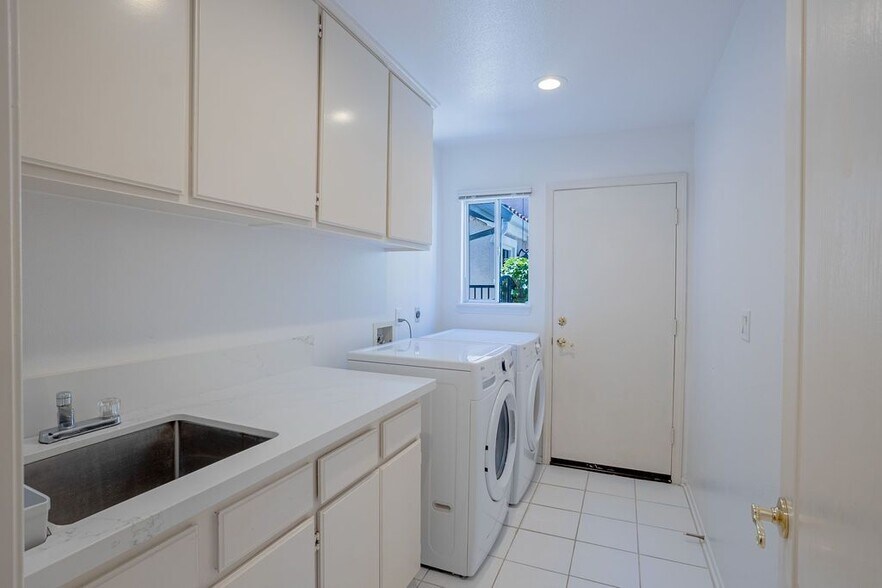 Building Photo - 1651 Fox Springs Cir