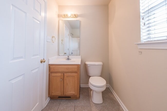 Building Photo - Foxcroft Apartments 2 BD, 2.5 BA