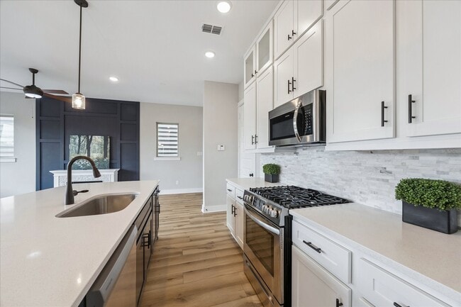 Building Photo - 10942 Brambling Wood Dr