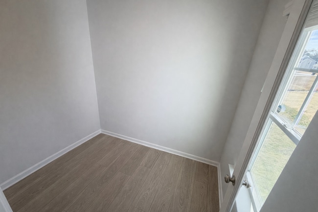 Building Photo - English Country Elegance Private 1/2 Acre Wooded Home site