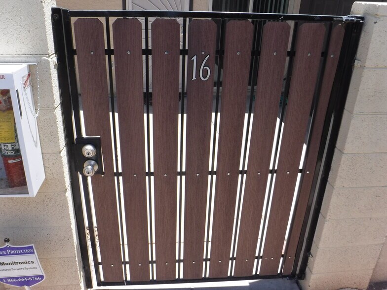 Building Photo - 712 N Santa Barbara #16