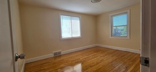 Building Photo - 84 Gladeside Ave