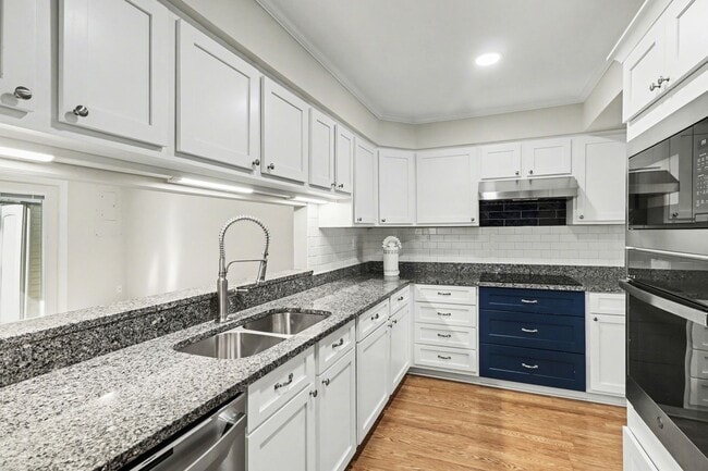 Building Photo - Updated 3 Bedroom Townhome!!! ***Available NOW***