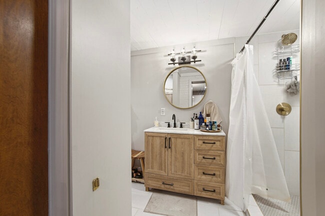 Building Photo - 215 Live Oak Ave E