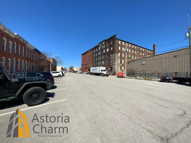 Building Photo - Stylish 2 Bedroom with Spa Bath, Hardwood Floors and Parking