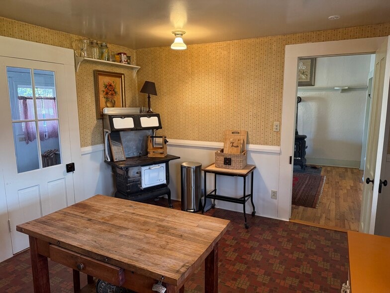 Building Photo - 104 S 1st St