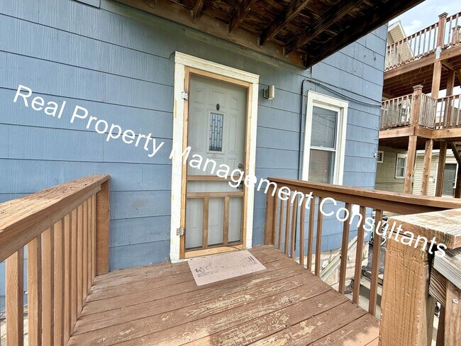 Building Photo - 2 Bed 1 bath lower- level apartment in North Kansas City!