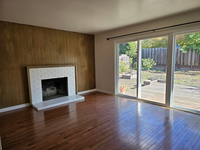 Building Photo - Beautifully updated 3-bedroom, 2-bath sing...