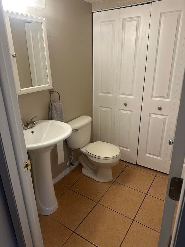 Building Photo - 2 Bedroom Condo with One Car Garage