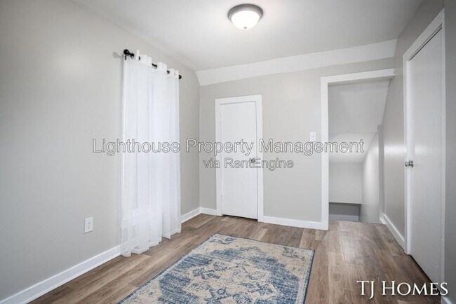 Building Photo - 1468 Jiroch St