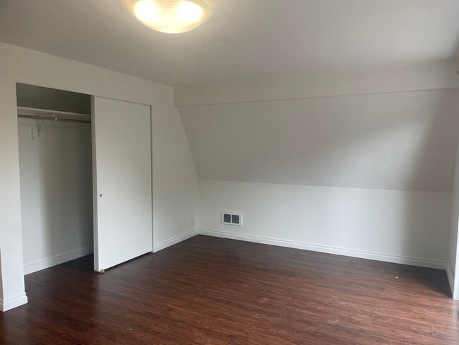 Building Photo - Nicely Maintained Clinton Home with Upgrades and Fenced Yard!