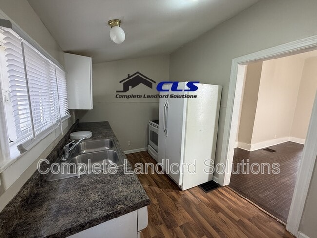 Building Photo - 932 8th Ave