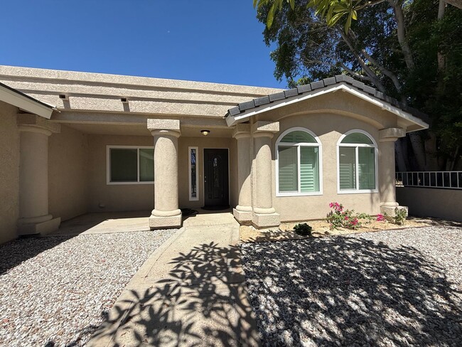 Building Photo - Gorgeous 3 bedrooms, 2.5 baths home