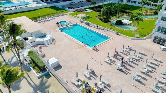 Building Photo - 5005 Collins Ave