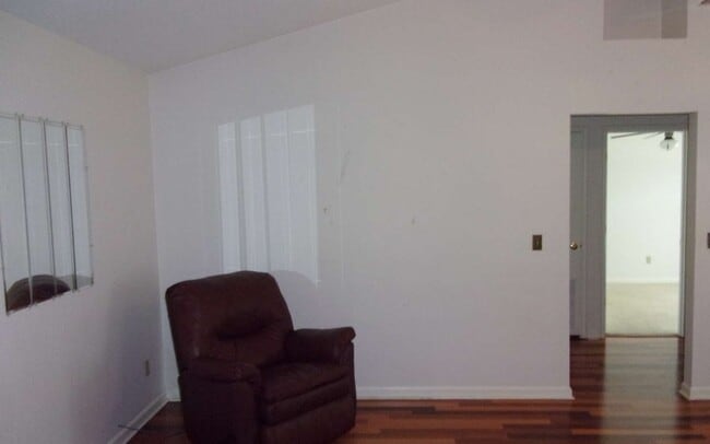 Building Photo - 171 SW Erin Glen