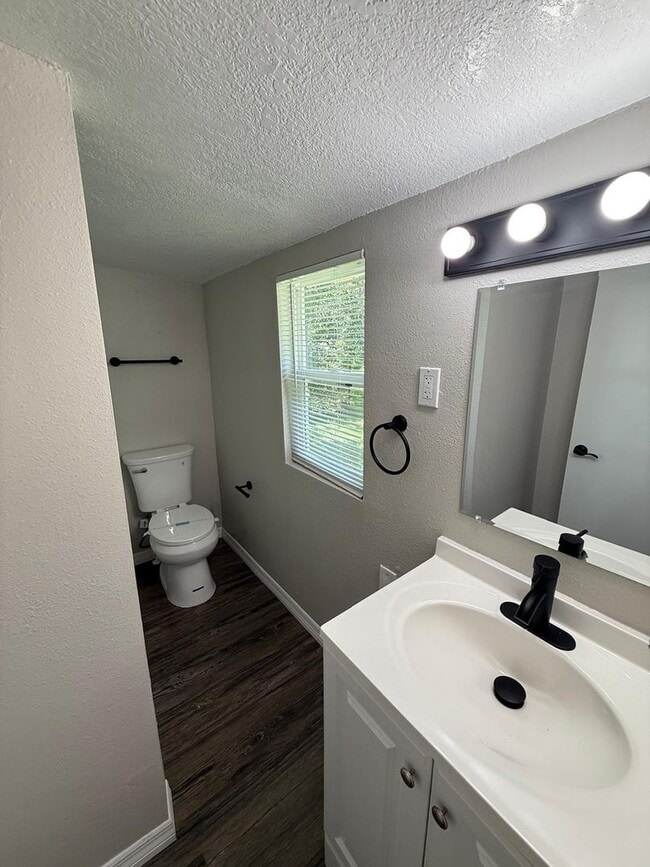 Building Photo - Renovated 2 bedroom, 2 bathroom duplex in ...