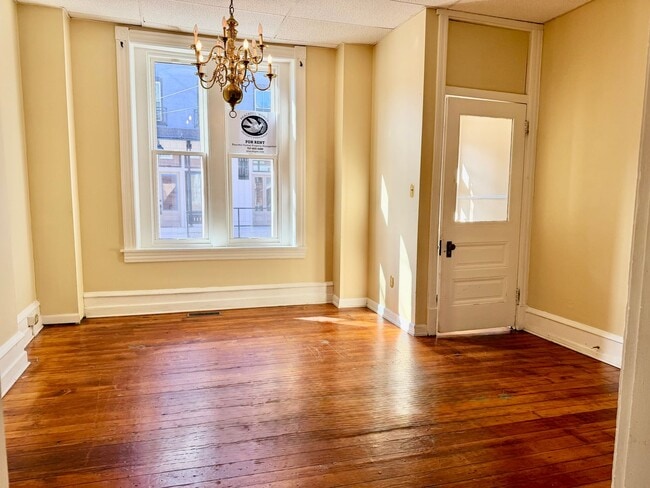 Building Photo - 560 Manor St
