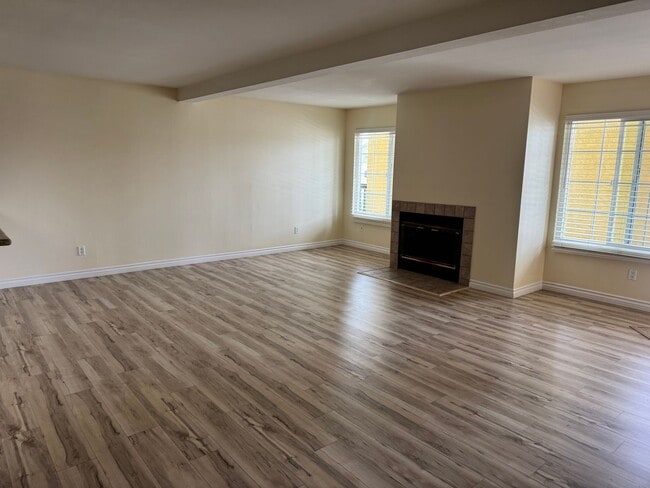 Building Photo - Long Term Unfurnished Condo - Block from Beach