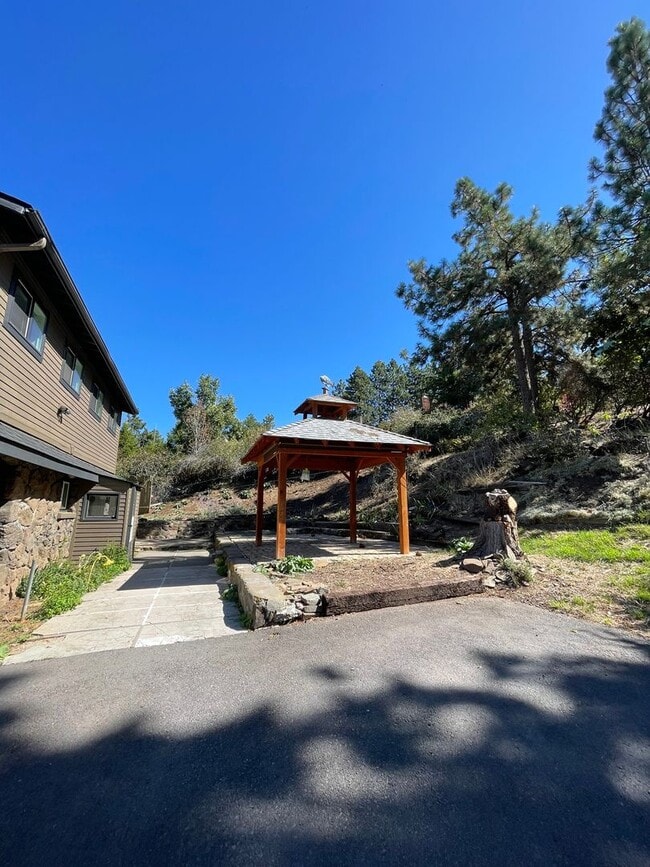 Building Photo - Lakeview 4-Bedroom Home Steps from Moore Park – Updated Throughout! 2.8 miles from Sky Lakes and OIT