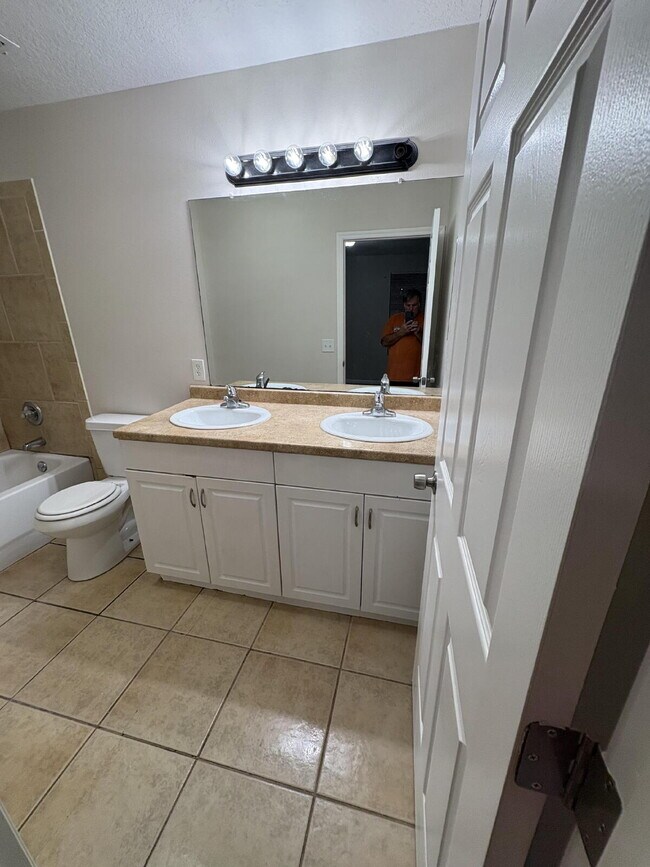 Building Photo - "Spacious 4-Bedroom Home with 2 Full Baths in Prime Tampa Location – 1,560 Sq. Ft. of Comfort!"