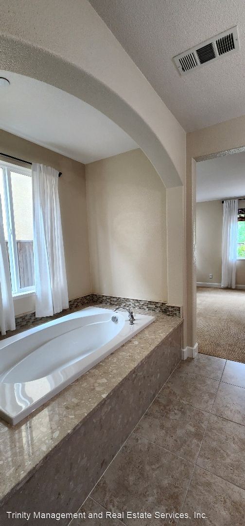 Building Photo - 4 br, 3.5 bath House - 235 Sorrento Lane