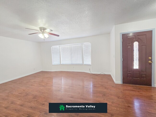 Building Photo - 8440 Sierra Sunset Dr