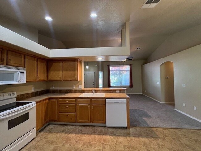 Building Photo - Beautiful 3 bed 2 bath home in the Woodsid...