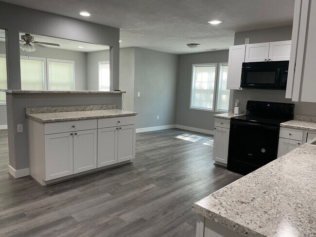 Building Photo - Beautiful 3 Bedroom 2 Bath 2 Living Areas + Detached 1 Car Garage/ Workshop