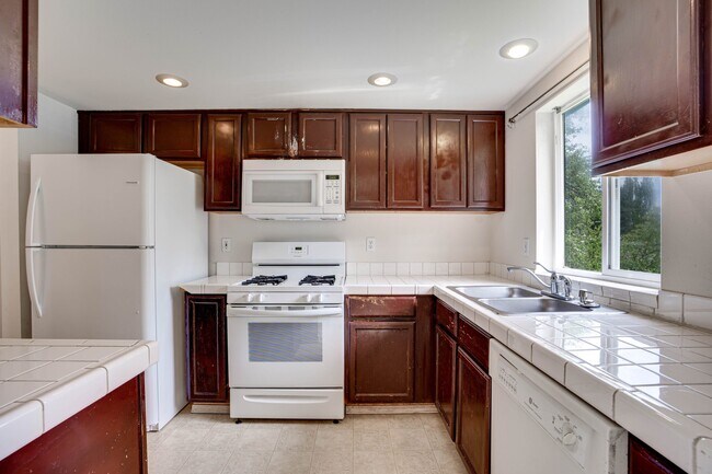 Building Photo - 9018 2nd Ave S, Seattle, WA 98108 $2,500 P...