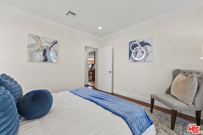 Building Photo - 1114 S La Peer Dr