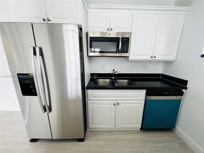 Building Photo - 2033 Calais Dr