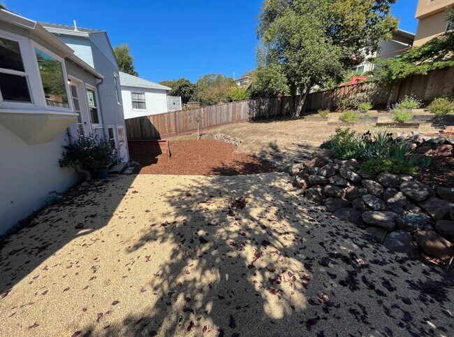 Building Photo - 5685 Jordan Ave