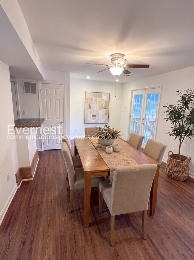 Building Photo - 3 Bed, 3.5 Bath Townhome with Modern Amenities / Available Now!