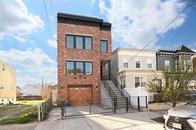 Building Photo - 77 Clerk St