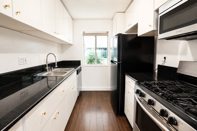 Building Photo - 2 Bedroom + 2 Bath Condo in Winnetka