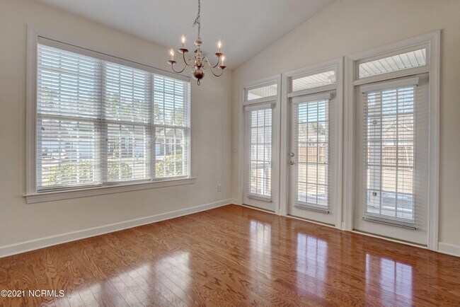 Building Photo - 1302 Suncrest Way