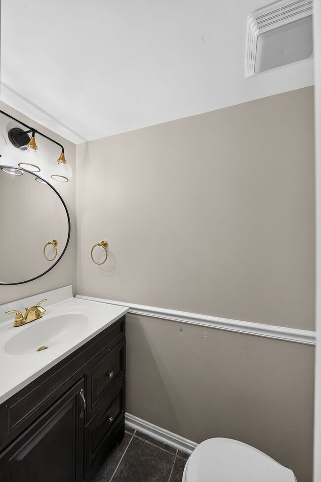 Building Photo - 3-level townhome in sought-after Sycamore Heights