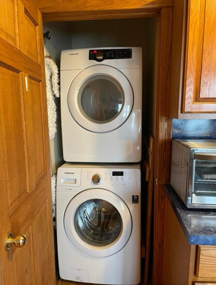 Building Photo - 345 S River Ave