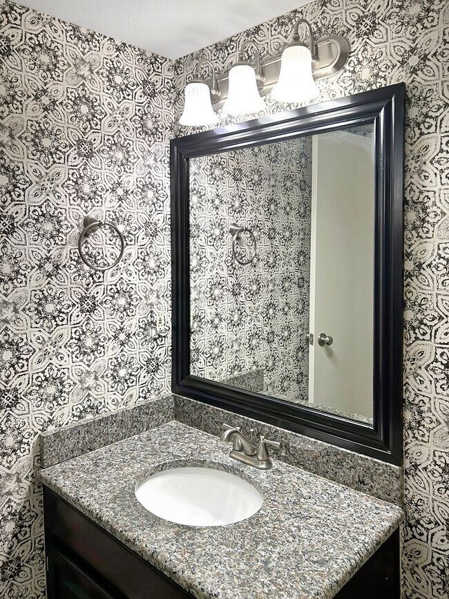 Building Photo - 2-Bed, 2-Bath Townhome with Flexible Floor...