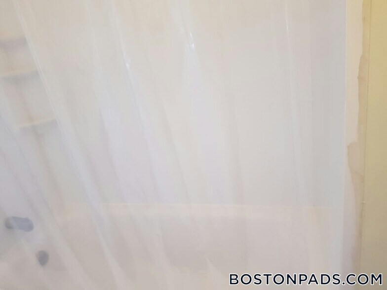 Building Photo - 533 Newbury St