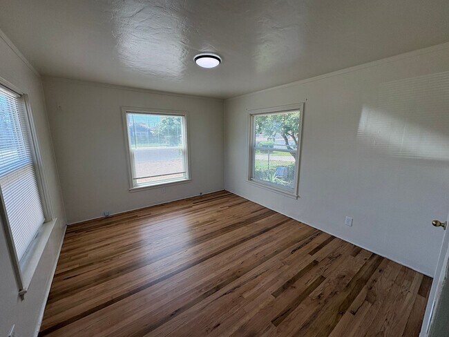 Building Photo - Charming Cozy Home for Rent Available Now!