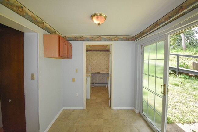 Building Photo - Large Home on Jacksonville Rd with Laundry!