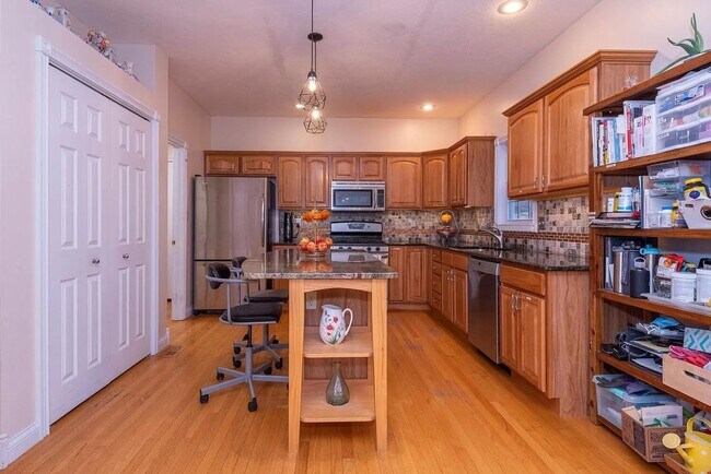 Building Photo - Bright, Spacious Home with Tons of Charm and Comfort