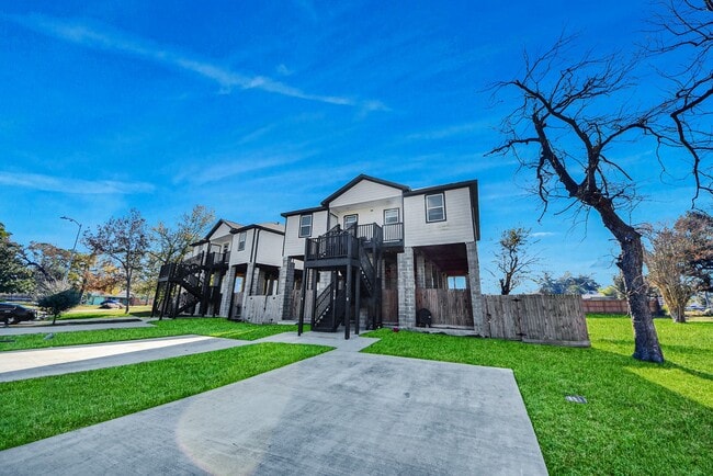 Building Photo - 618 Maple Way