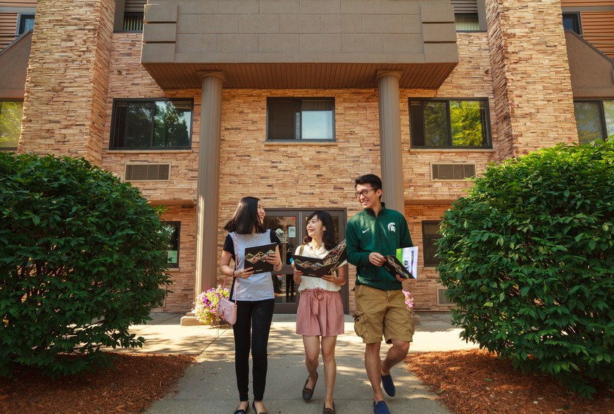 Building Photo - The Oaks Apartments