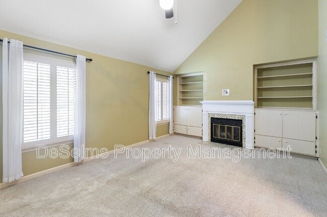 Building Photo - 208 Cottage Pl
