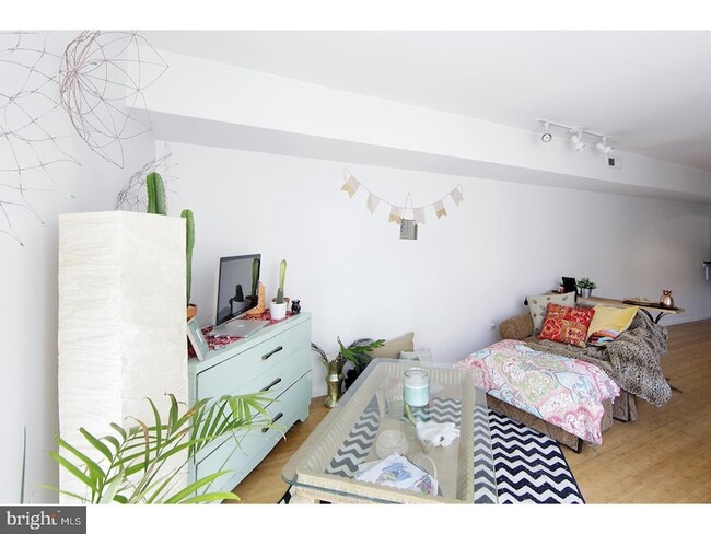 Building Photo - 447 Fairmount Ave