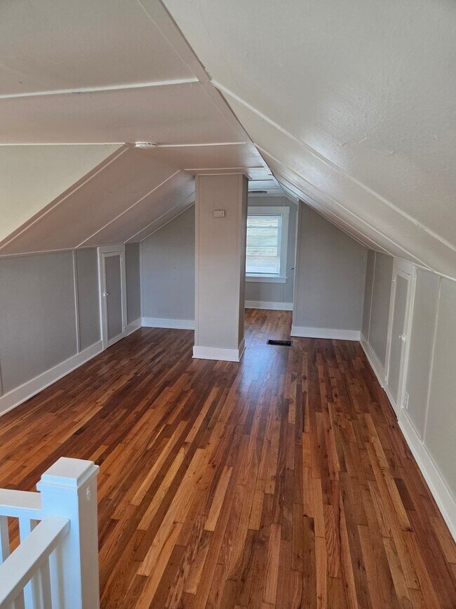 Building Photo - Aksarben 3 bed 2 bath 1 car garage newly remodeled, witb a fenced in backyard!