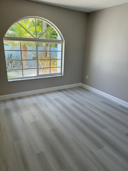 Building Photo - 2713 NE 28th Ct