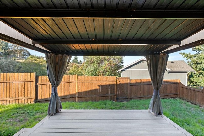 Building Photo - Charming 2-Bed 2-Bath Tacoma Craftsman | S...